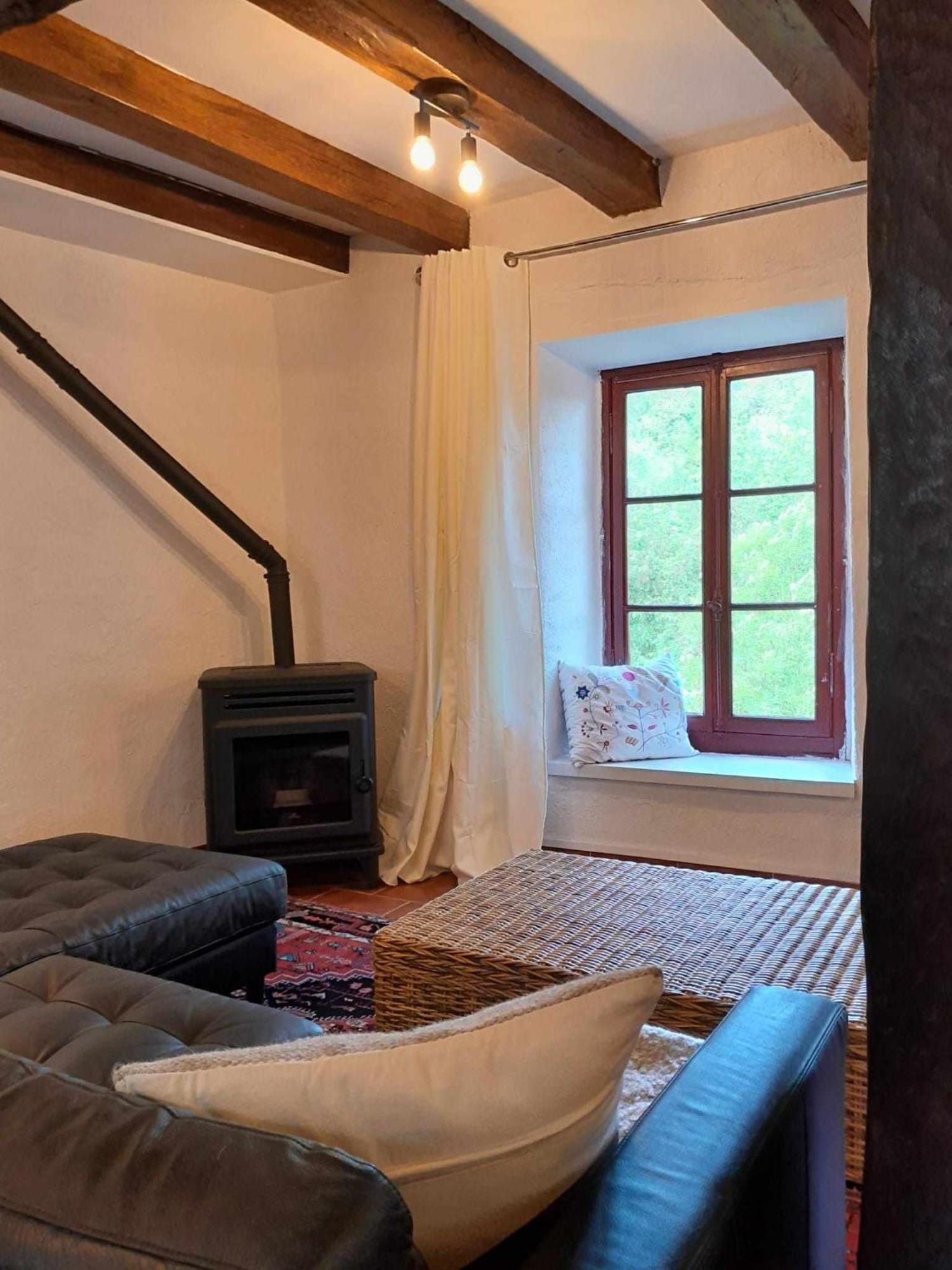 Gite "La Petite" Saint-Benoit-du-Sault エクステリア 写真